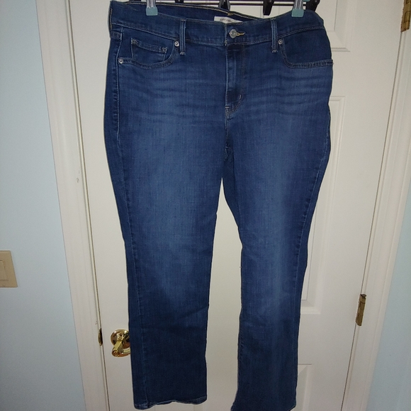 EUC Plus Size Women’s Levi’s Medium Wash Classic Straight-Leg Jeans – Size 16W - Picture 7 of 10